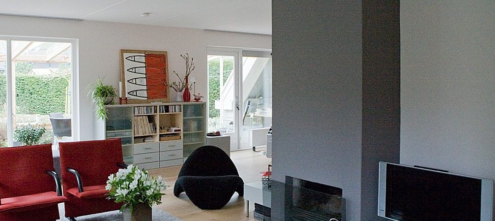 Grijs geschilderde haardwand in woonkamer na kleuradvies